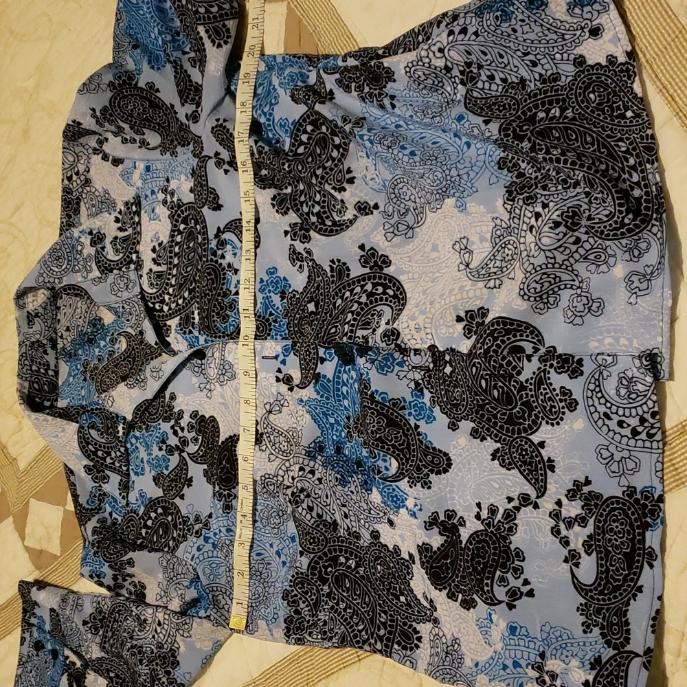 Like new. Stunning paisley print blouse